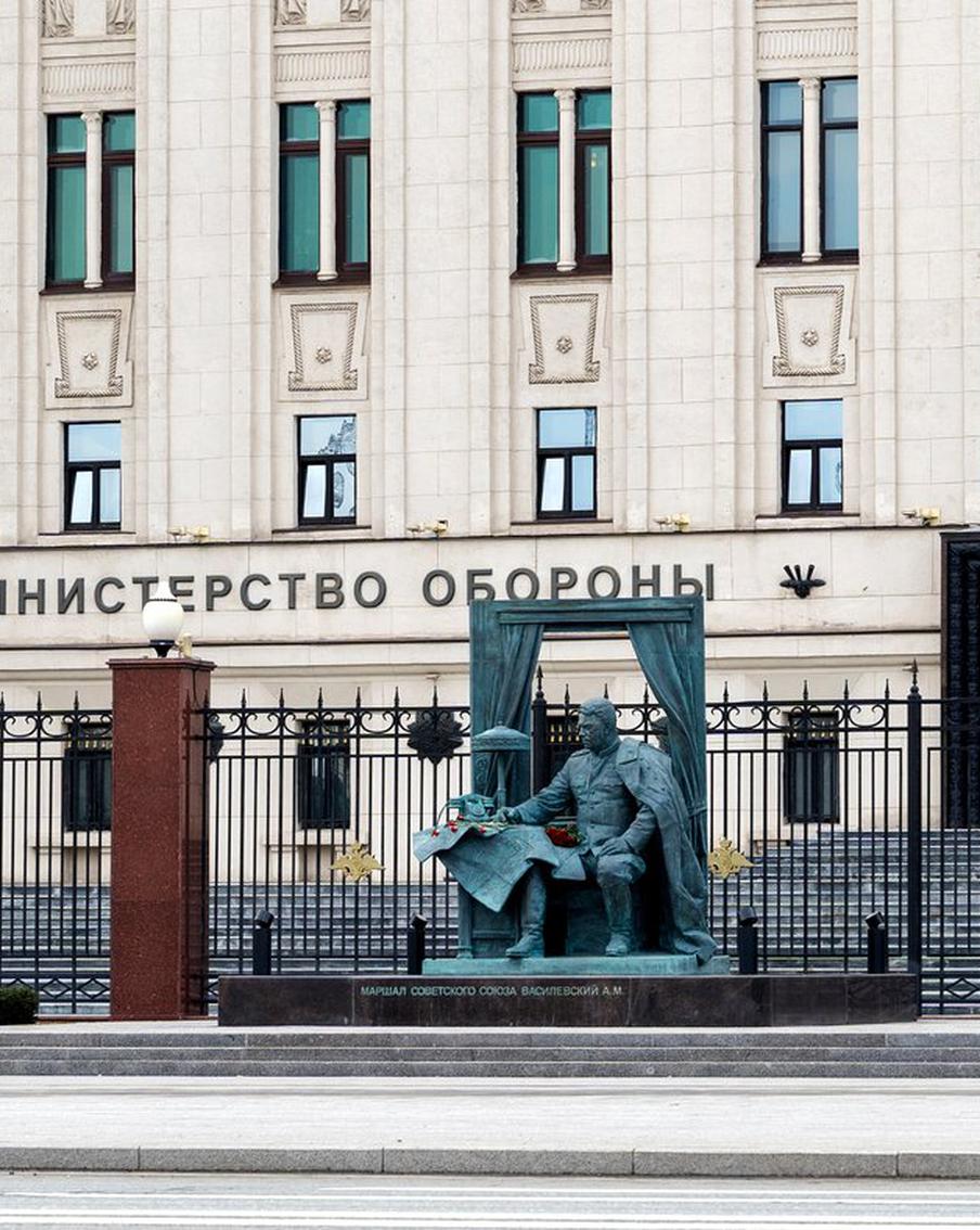 Минобороны: ВС России атаковали четыре украинских сухогруза с военными грузами. Министерство обороны Российской Федерации сообщило о серии ударов беспилотников по морским судам в акватории Чёрного моря и в порту Николаева. В результате были уничтожены четыре сухогруза, которые перевозили военные грузы для Вооружённых сил Украины, а также переоборудованный буксир