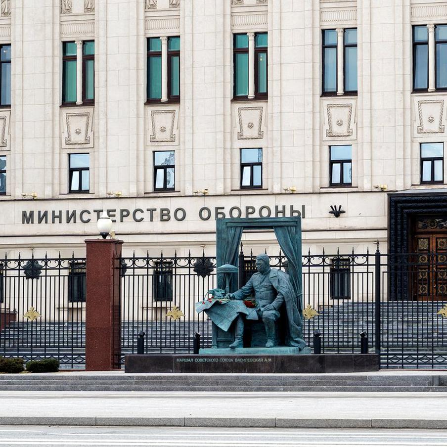 Минобороны: ВС России атаковали четыре украинских сухогруза с военными грузами. Министерство обороны Российской Федерации сообщило о серии ударов беспилотников по морским судам в акватории Чёрного моря и в порту Николаева. В результате были уничтожены четыре сухогруза, которые перевозили военные грузы для Вооружённых сил Украины, а также переоборудованный буксир