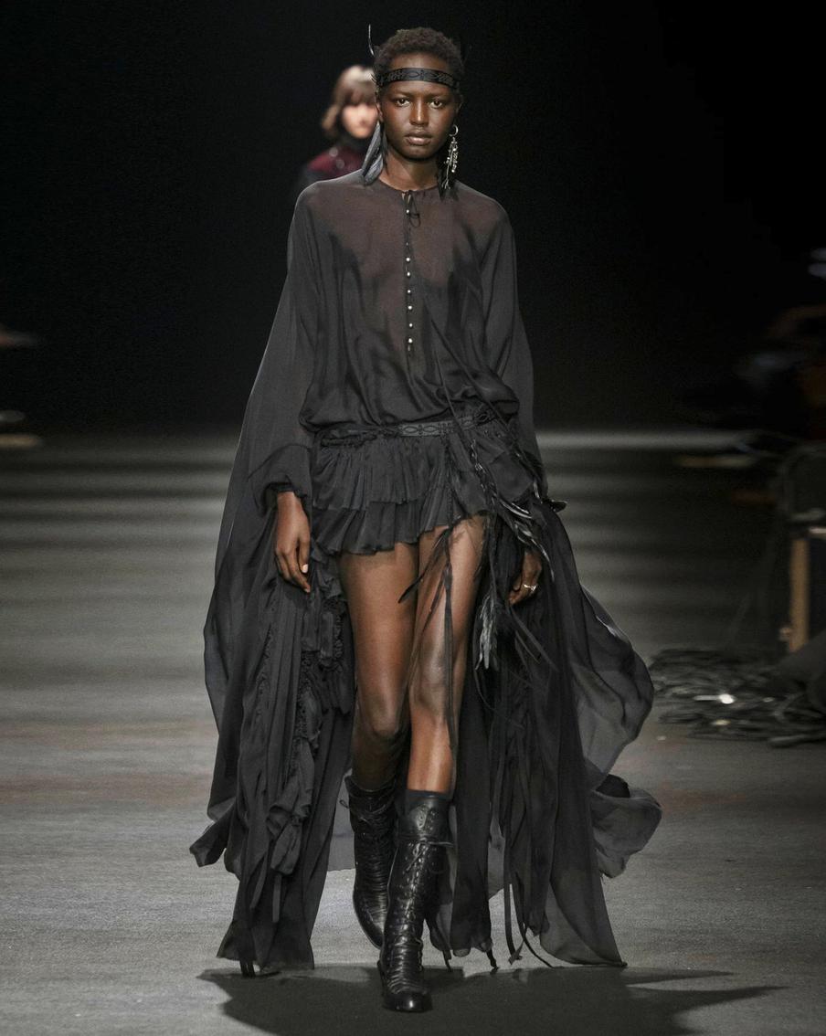 Модель на показе Ann Demeulemeester.
