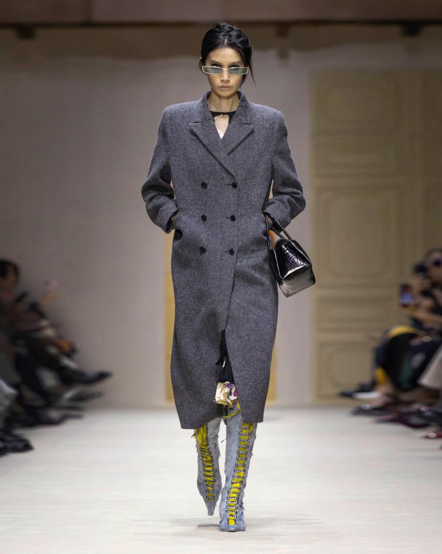 Модель на показе Prada.
