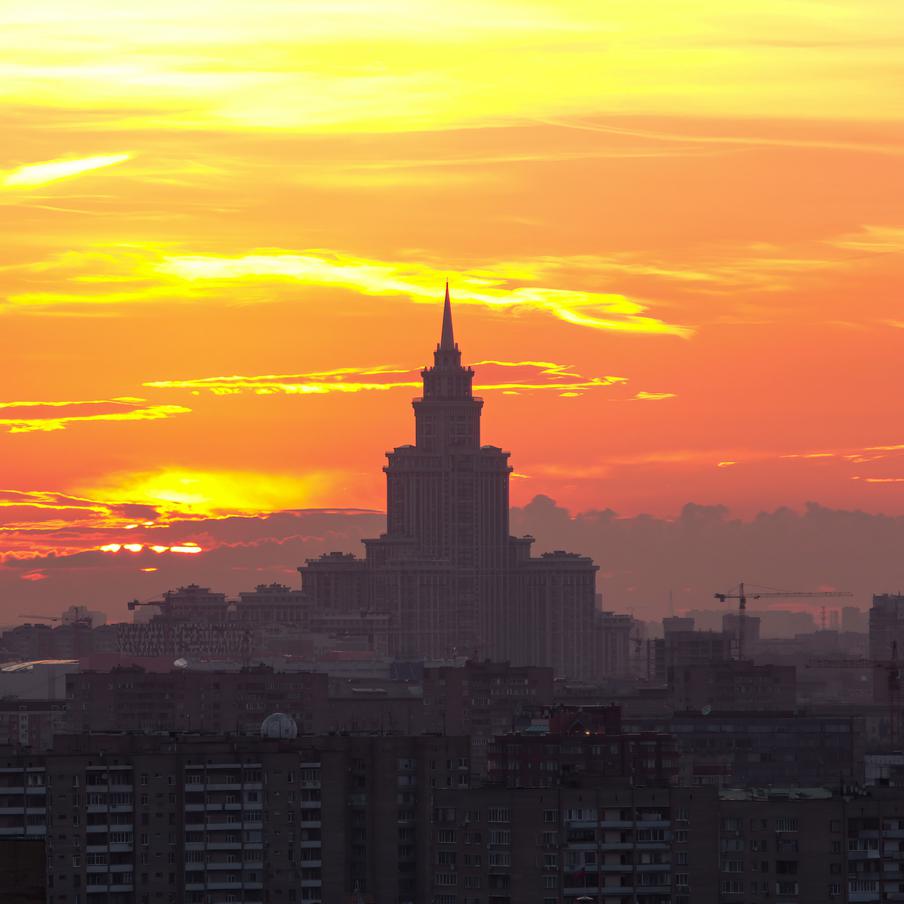 Синоптик Тишковец: в Москве на этой неделе ожидаются жара и дожди. На текущей неделе в Москве и Центральной России ожидается последний в этом году период аномальной жары. Температура воздуха может достигать +31 °C. Начало недели порадует нас стабильной тёплой погодой без осадков. Однако к четвергу и пятнице прогнозируются кратковременные грозовые дожди, которые, тем не менее, не снизят дневную температуру