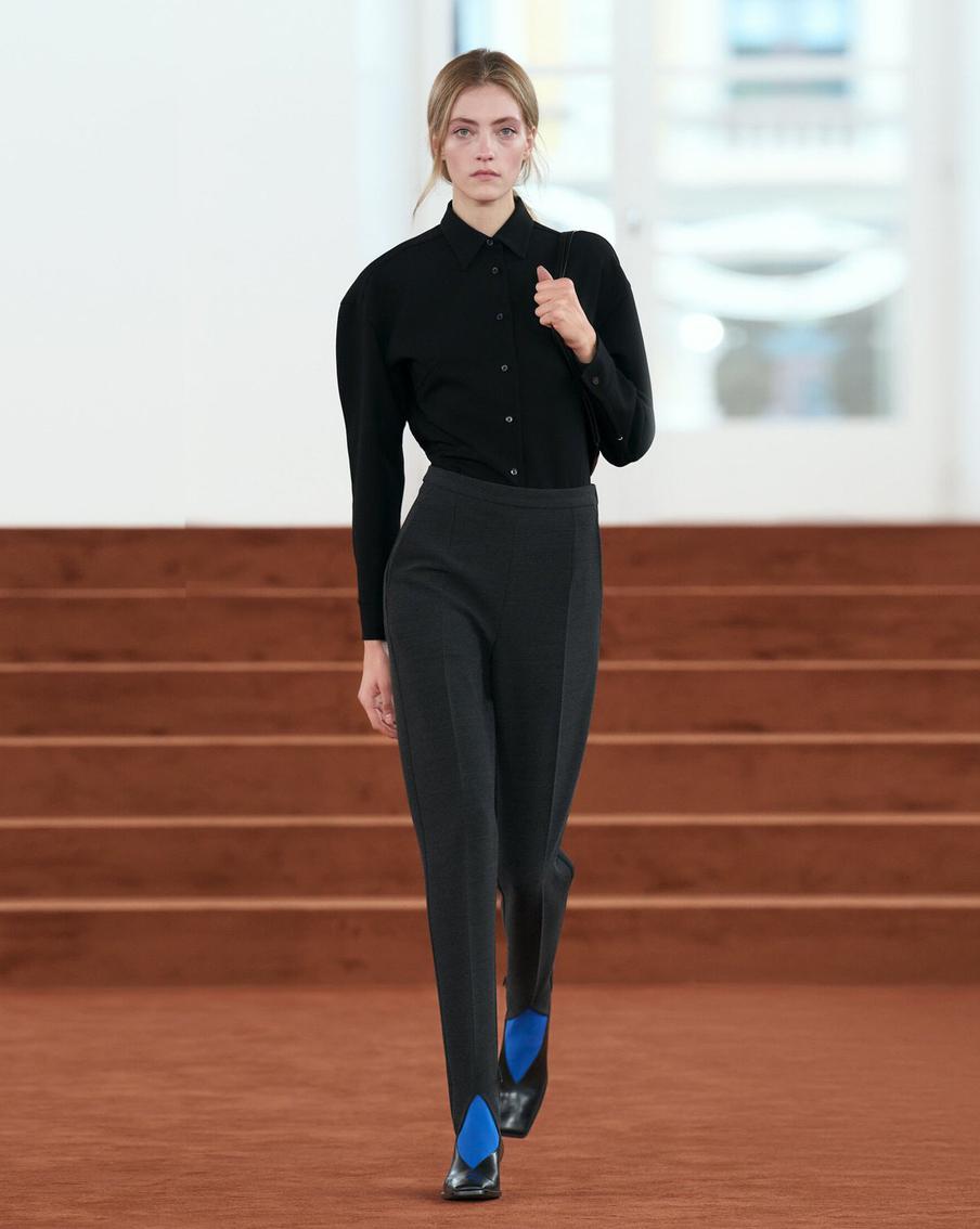 Модель на показе Jil Sander.
