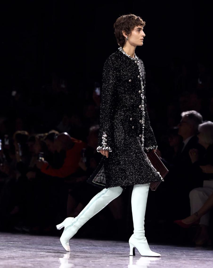 Модель на показе Chanel.