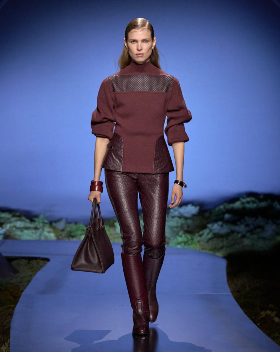 Модель на показе Hermes.