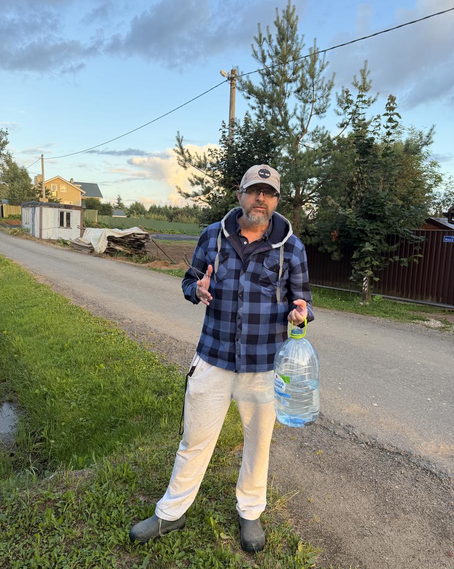 Михаил Нешевец ведёт борьбу с противными слизнями. В правой рууке у него – корцанга