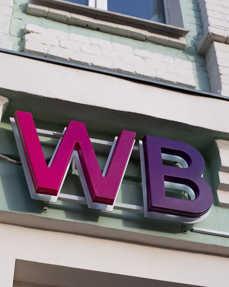 Пожар произошёл на логистическом объекте WB в Ленинградской области. В результате атаки дронов на логистический комплекс Wildberries в Красном Бору, Ленинградская область, произошёл пожар. По данным пресс-службы компании, благодаря своевременной эвакуации никто не пострадал