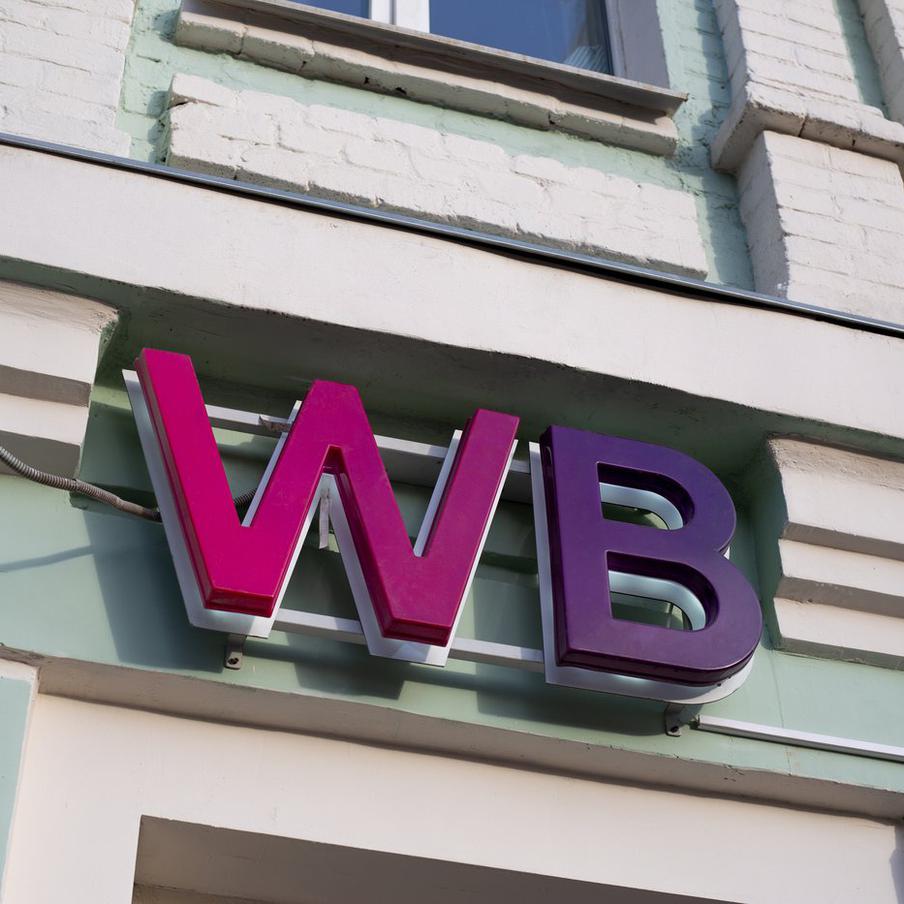 Пожар произошёл на логистическом объекте WB в Ленинградской области. В результате атаки дронов на логистический комплекс Wildberries в Красном Бору, Ленинградская область, произошёл пожар. По данным пресс-службы компании, благодаря своевременной эвакуации никто не пострадал