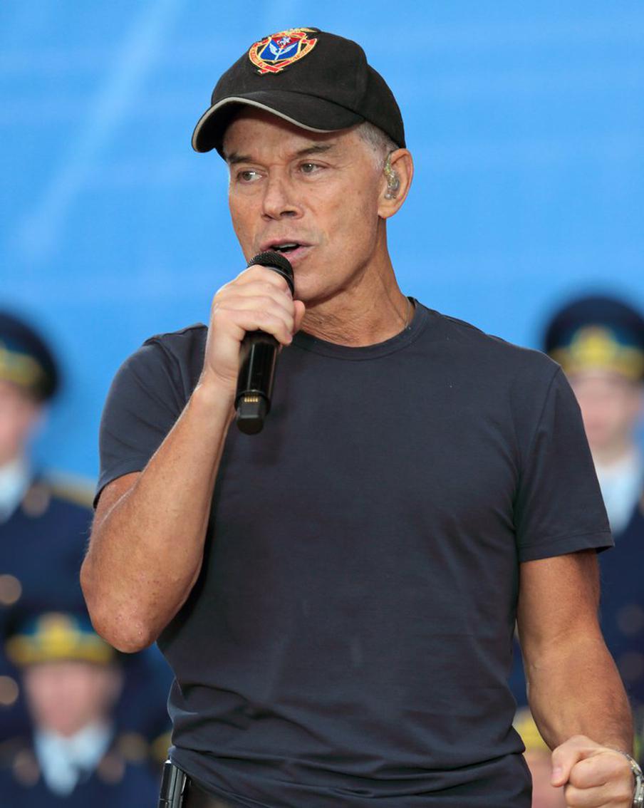 ТАСС: экс-продюсер Газманова признался в махинациях с произведениями певца. Бывший продюсер Олега Газманова Филипп Росса сознался в том, что занимался мошенничеством и нарушал авторские права на произведения певца. Росса полностью признал свою вину, выразил искреннее раскаяние и компенсировал значительную часть ущерба, причинённого в рамках расследования