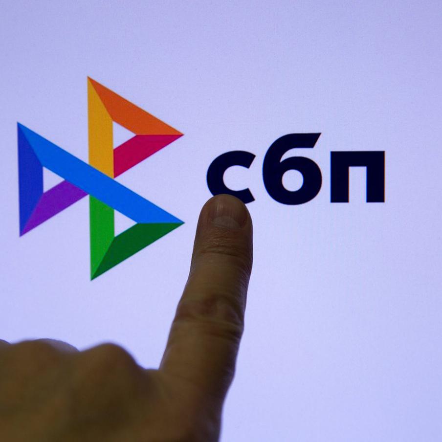 Россияне смогут вносить наличные через банкомат в другом банке. С 1 октября 2026 года у россиян появится возможность использовать новую услугу, которая позволит вносить наличные через банкомат одного банка и переводить их на свой счёт в другом банке