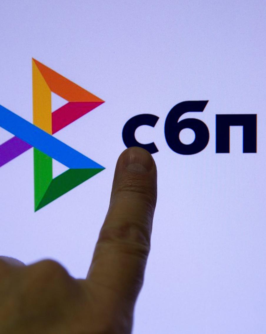 Россияне смогут вносить наличные через банкомат в другом банке. С 1 октября 2026 года у россиян появится возможность использовать новую услугу, которая позволит вносить наличные через банкомат одного банка и переводить их на свой счёт в другом банке