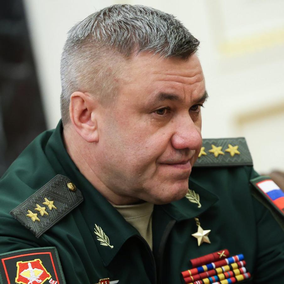 Путин сообщил о решении сосредоточить в одних руках все службы тыла Минобороны. Президент Владимир Путин назначил Валерия Солодчука главой Службы тыла Министерства обороны РФ. Решение направлено на централизацию всех служб тыла в едином ведомстве под руководством опытного командира, способного эффективно организовать обеспечение войск и подразделений в современных условиях