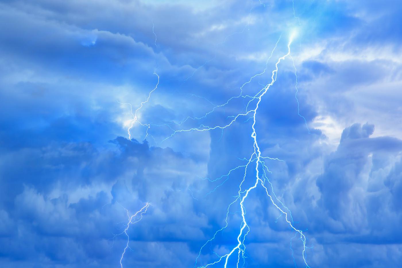 Один футболист погиб и девять пострадали от удара молнии в Таиланде