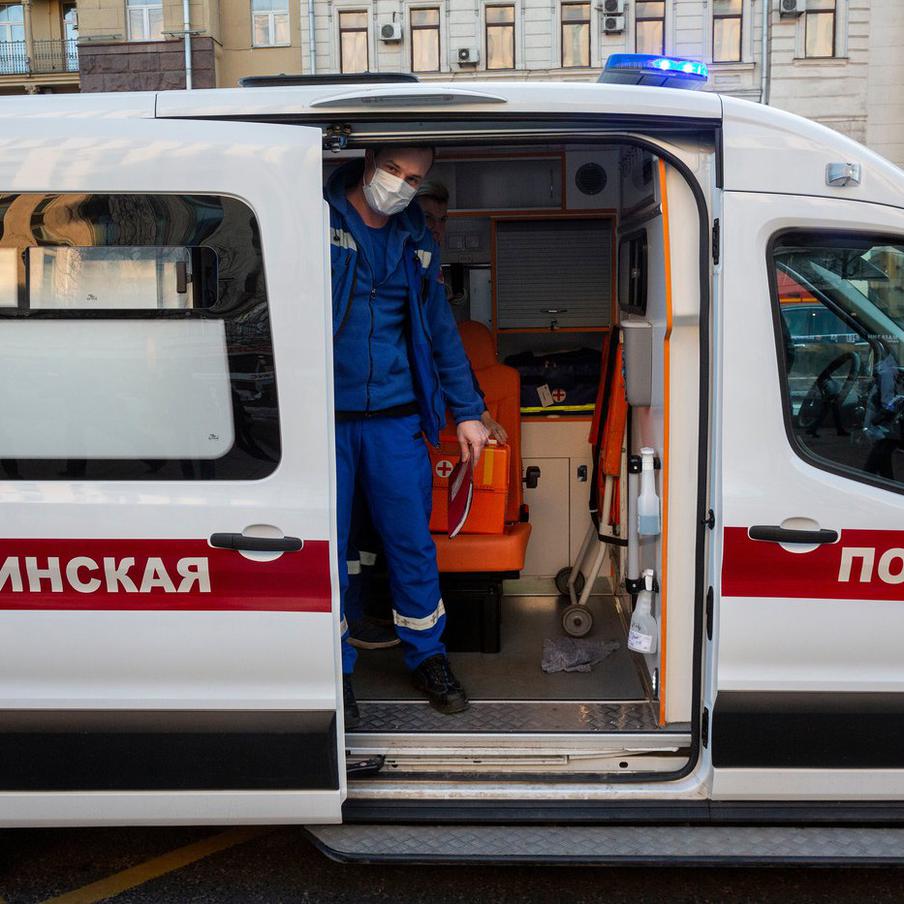Пенсионерка получила 70% ожогов тела, сжигая квартиру, когда её пришли выселять. Женщина попыталась совершить самосожжение во время принудительного выселения из квартиры, права на которую она утратила из-за мошенничества. У неё серьёзные ожоги, которые затронули 70% тела. Жительница Москвы, пенсионерка, в настоящее время находится в коме. Попытка была совершена, когда судебные приставы прибыли для исполнения решения суда