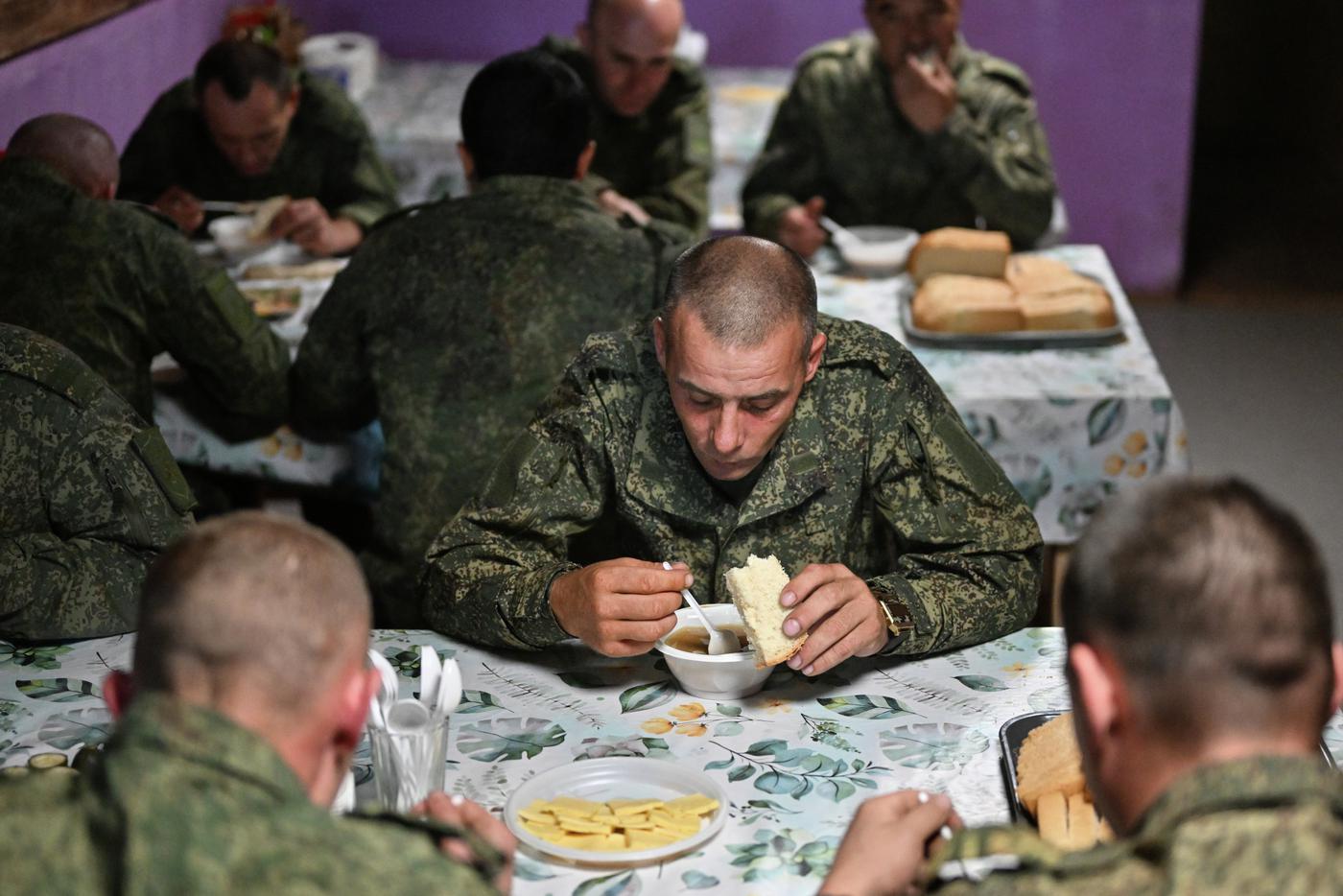 Военнослужащие в столовой подразделения материально-технического обеспечения группировки войск "Центр".