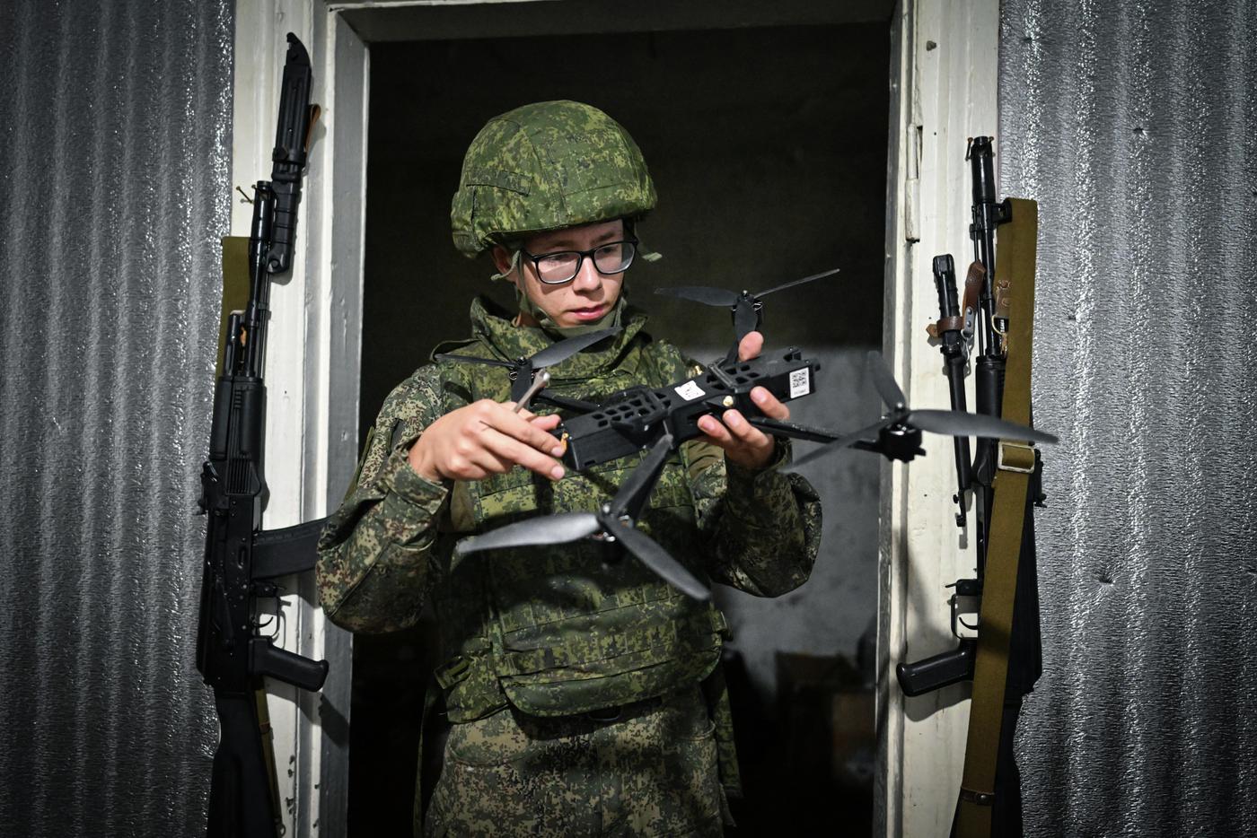 Военнослужащий расчёта беспилотного летательного аппарата (БПЛА) "Жмиль-Ц".