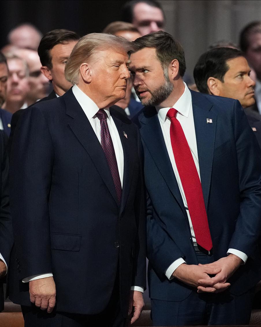 "Нам нужно избрать его": Трамп назвал своего вероятного преемника на посту президента. Почему подобное заявление "резко контрастирует" с публичной риторикой Трампа, которую он демонстрировал на протяжении последнего года