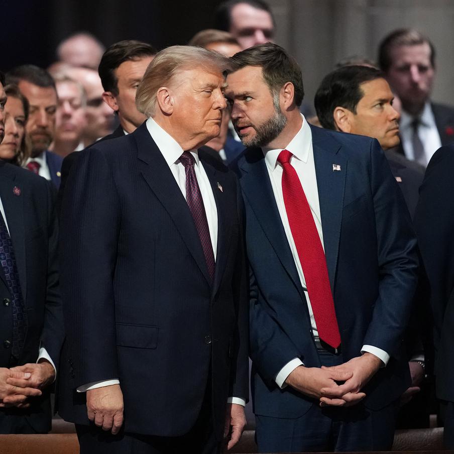 "Нам нужно избрать его": Трамп назвал своего вероятного преемника на посту президента. Почему подобное заявление "резко контрастирует" с публичной риторикой Трампа, которую он демонстрировал на протяжении последнего года