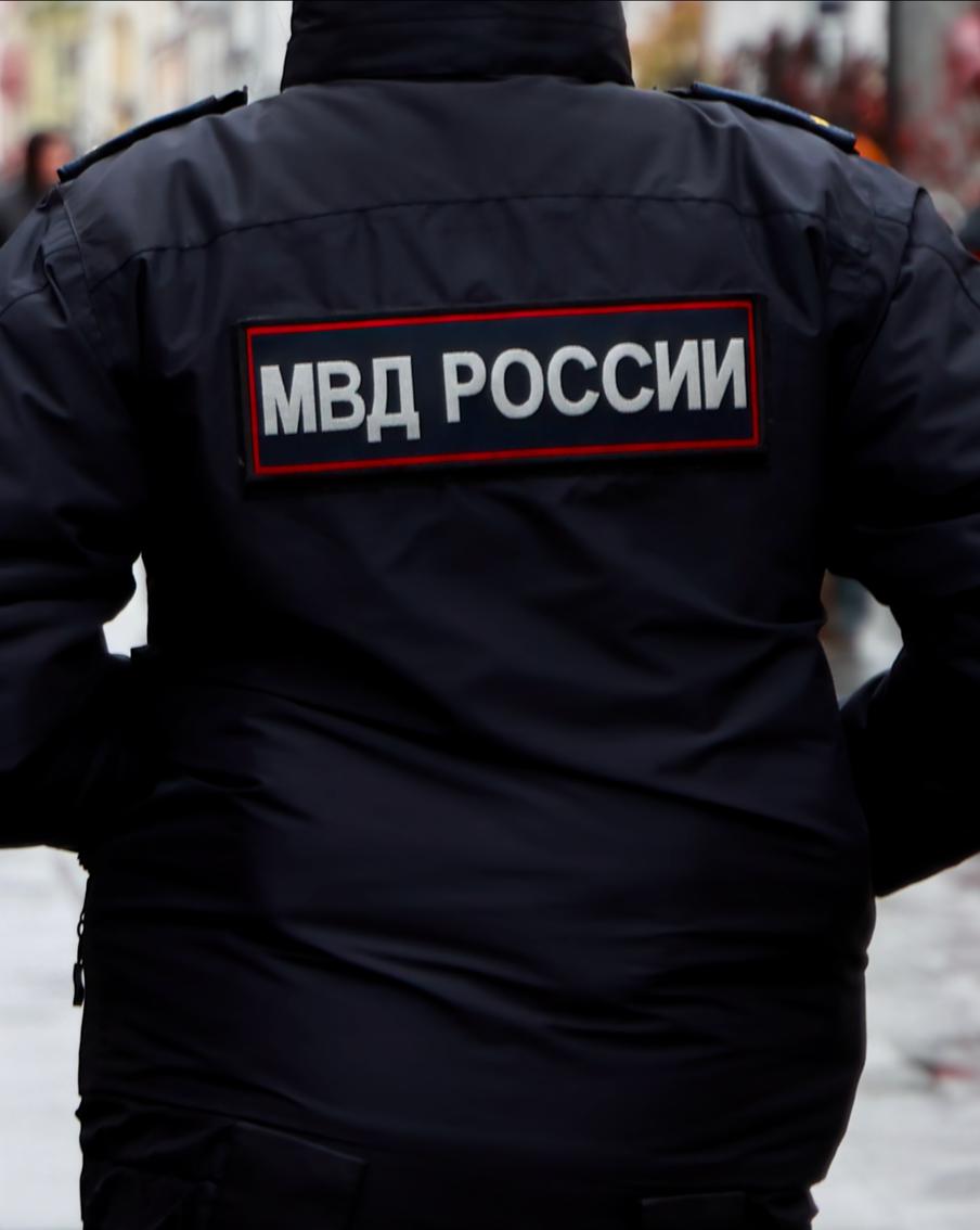 Схватил за лицо и приказал молчать: полиция ищет напавшего на девочку на Сахалине. Вероятно, подозреваемый уже покинул город. Мать девочки обратилась с заявлением только накануне вечером