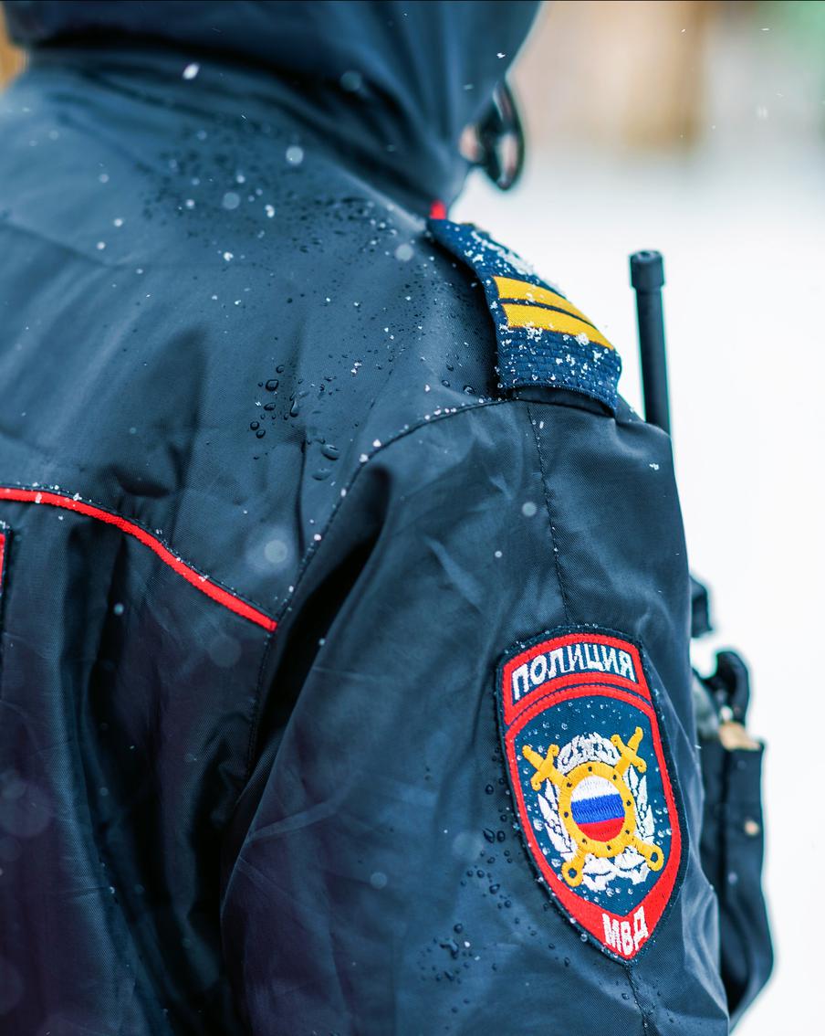 В Тольятти пенсионер обманул мошенницу и передал ей пакет с газетами вместо денег. Женщина, выполнявшая роль курьера, задержана. Ранее она похитила 1,9 млн рублей у 52-летнего мужчины, убедив его дочь-подростка отдать деньги