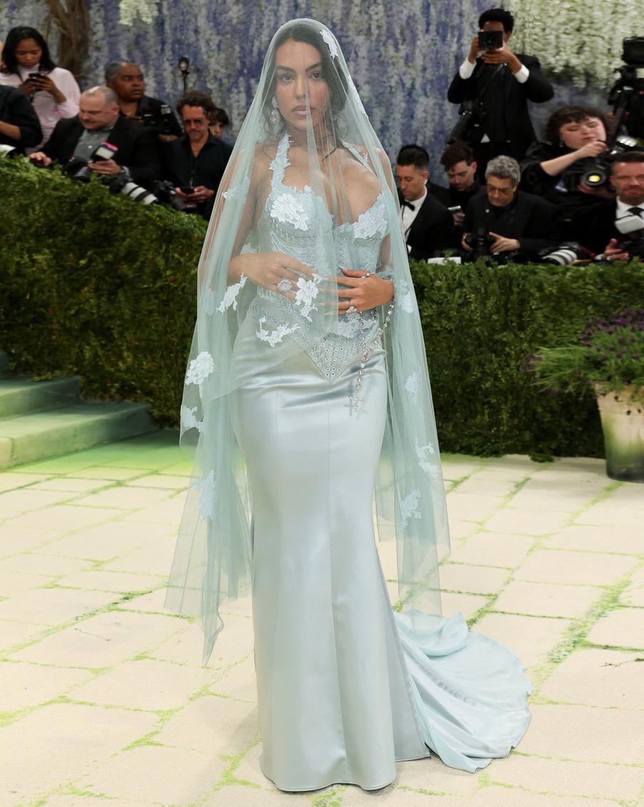Джорджина в платье Ludovic de Saint Sernin на Met Gala в 2026 году.