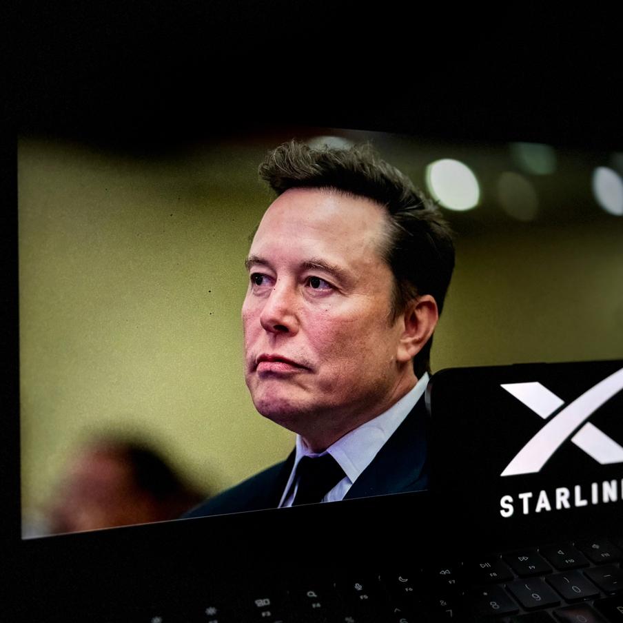 Украина осталась без Starlink из-за позиции Илона Маска по конфликту с Россией. Американский бизнесмен не разрешил украинским военным использовать свою систему спутниковой связи для планирования дальнобойных ударов по территории России. На просьбы представителей Украины Маск заявил о том, что пришло время для сделки