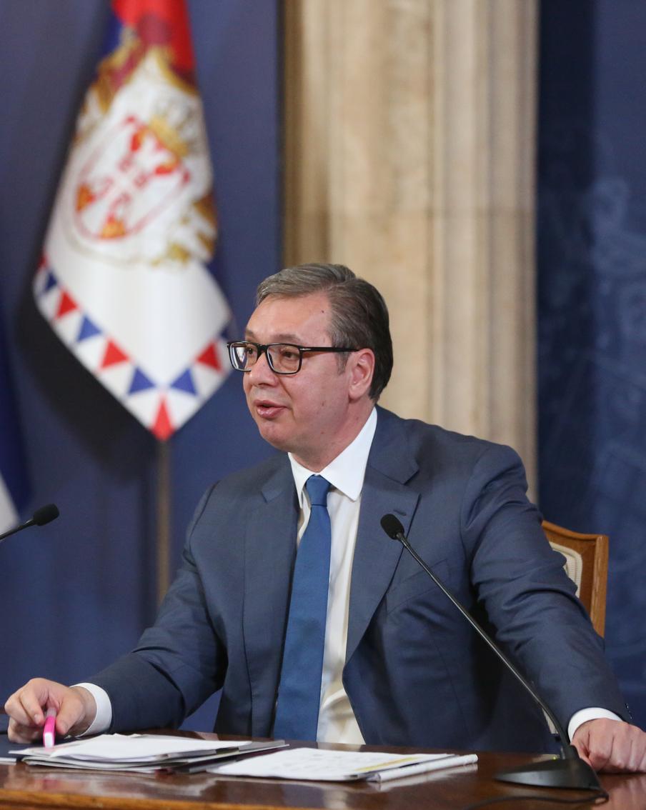 Президент Сербии сделал прогноз об окончании конфликта Украины и России. Сербский лидер заявил, что не верит в скорое окончание российско-украинского конфликта. Более того, Александр Вучич ожидает тяжёлую зиму для обеих сторон боевых действий