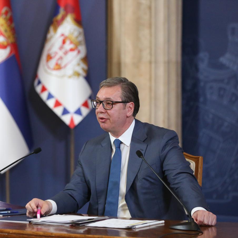 Президент Сербии сделал прогноз об окончании конфликта Украины и России. Сербский лидер заявил, что не верит в скорое окончание российско-украинского конфликта. Более того, Александр Вучич ожидает тяжёлую зиму для обеих сторон боевых действий
