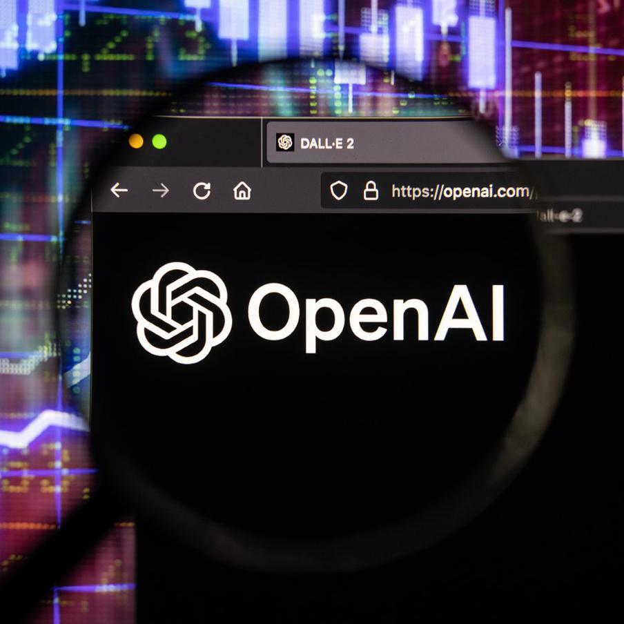 Компания OpenAI затормозила разработку новой нейросети из-за риска кибератак. Американский изготовитель ИИ-моделей принял решение замедлить разработку нового алгоритма под названием Astra из-за участившихся случаев кибератак со стороны нейросетей. Отмечается, что новый продукт компании может быть особенно опасен в этом вопросе