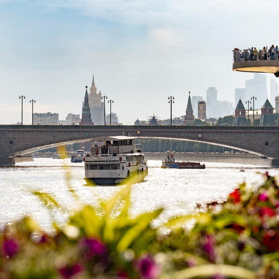 Переменную облачность прогнозируют в Москве в воскресенье. В воскресенье, 9 августа, в Москве будет облачно, но без существенных осадков. Температура воздуха составит от 23 до 25 градусов, а скорость северо-западного ветра будет достигать 5–10 метров в секунду. В Подмосковье температура воздуха прогнозируется в диапазоне от 20 до 25 градусов при атмосферном давлении 750 миллиметров ртутного столба