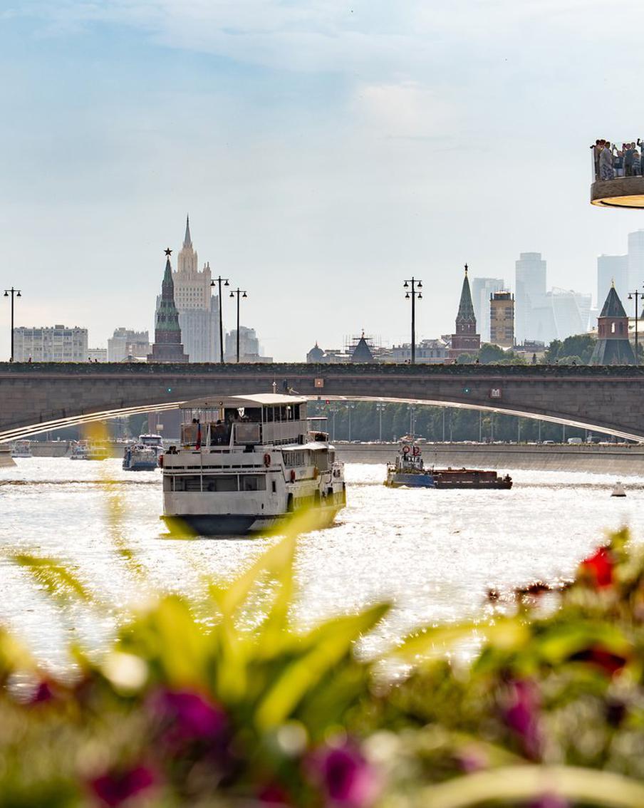 Переменную облачность прогнозируют в Москве в воскресенье. В воскресенье, 9 августа, в Москве будет облачно, но без существенных осадков. Температура воздуха составит от 23 до 25 градусов, а скорость северо-западного ветра будет достигать 5–10 метров в секунду. В Подмосковье температура воздуха прогнозируется в диапазоне от 20 до 25 градусов при атмосферном давлении 750 миллиметров ртутного столба