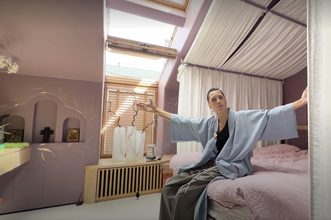 Благодаря мансардным окнам, в квартире создаётся потрясающий свет.