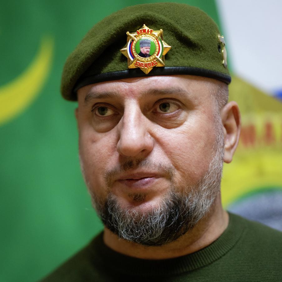 В России рассказали о намеренном отказе Украины от идентификации своих погибших. Передаваемые украинским властям тела погибших в ходе боевых действий военных Киев старается оставлять неопознанными как можно дольше. На такой шаг на Украине пошли для того, чтобы не выплачивать компенсации их семьям