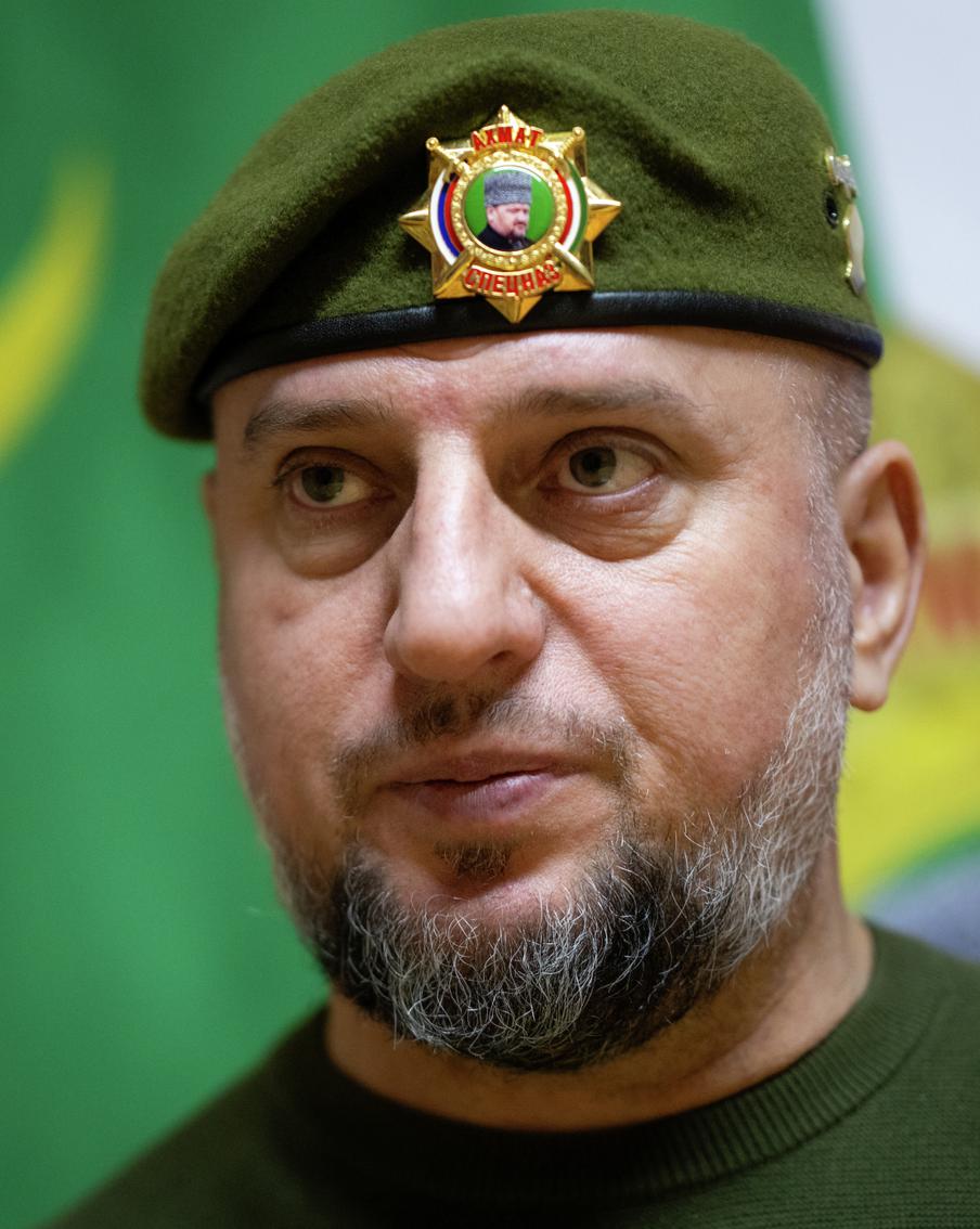 В России рассказали о намеренном отказе Украины от идентификации своих погибших. Передаваемые украинским властям тела погибших в ходе боевых действий военных Киев старается оставлять неопознанными как можно дольше. На такой шаг на Украине пошли для того, чтобы не выплачивать компенсации их семьям
