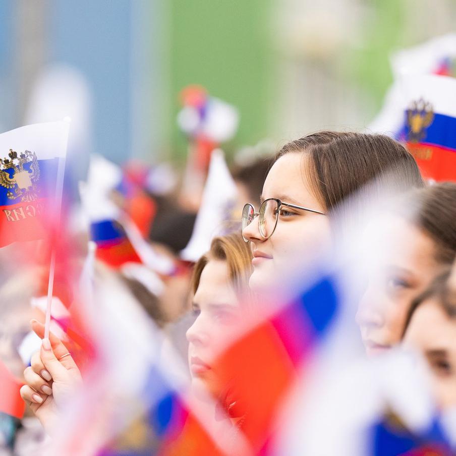 В Минпросвещения РФ анонсировали появление учебника по истории новых регионов. В России разработали учебник по истории ДНР, ЛНР, Запорожской и Херсонской областей для средней школы. Помимо него, в регионах также появятся пособия по их истории и даже учебники по родным языкам