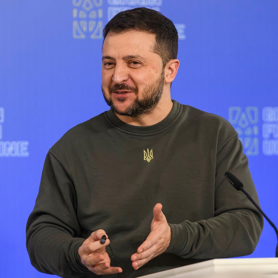 Зеленский рассказал об обещанном ему президентом Сербии транше помощи. На встрече украинский и сербский лидеры договорились о выделении Киеву 2 миллионов евро. Эти средства будут направлены на поддержание энергетической инфраструктуры страны предстоящей зимой