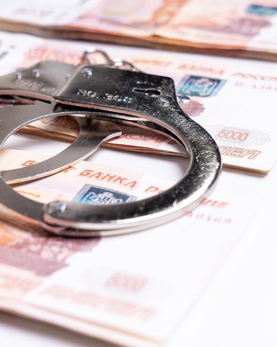 В Белоруссии задержали фигуранта дела о тушенке для Минобороны. В Белоруссии задержан бизнесмен Дмитрий Мизгир. Его заключили под стражу на два месяца по обвинению в мошенничестве в особо крупном размере. Следствие установило, что в 2024–2025 годах Дмитрий Мизгир организовал поставку некачественных мясных консервов для Минобороны в объёме около 170 тонн. Это привело к ущербу в размере 700 миллионов рублей