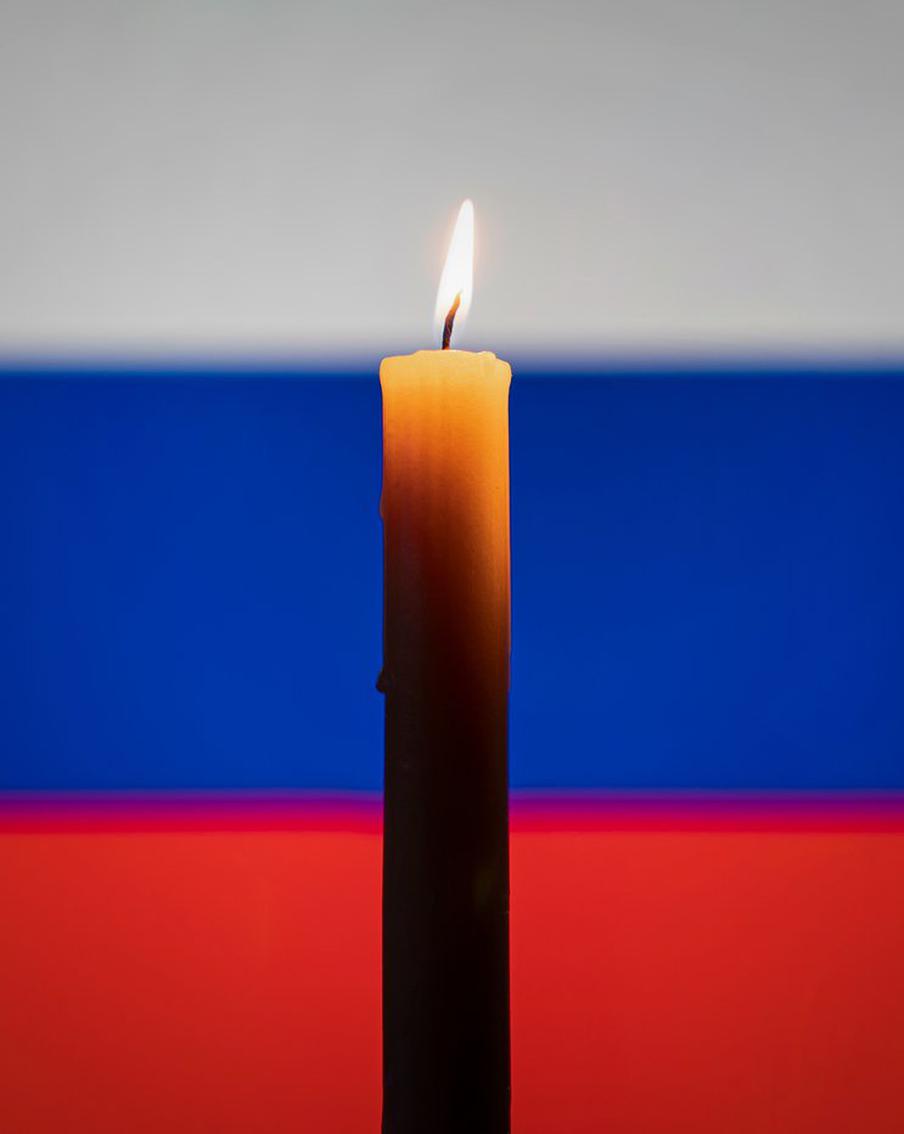 В Татарстане объявили траур после атаки БПЛА на Нижнекамск. В Республике Татарстан объявлен траур в связи с трагедией в Нижнекамске. В результате атаки беспилотников погибли 12 человек и 39 получили ранения. Удар был нанесён по производственным мощностям и объектам гражданской инфраструктуры. Сейчас все пострадавшие получают необходимую медицинскую помощь, а ситуация остаётся под контролем властей региона