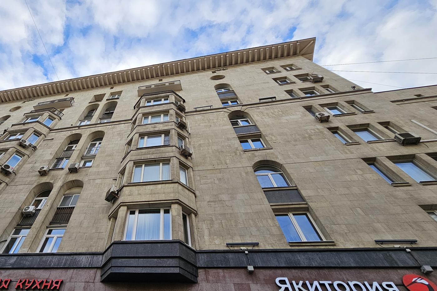 В этом доме на 1-й Тверской-Ямской долгие годы жила Алла Пугачёва.