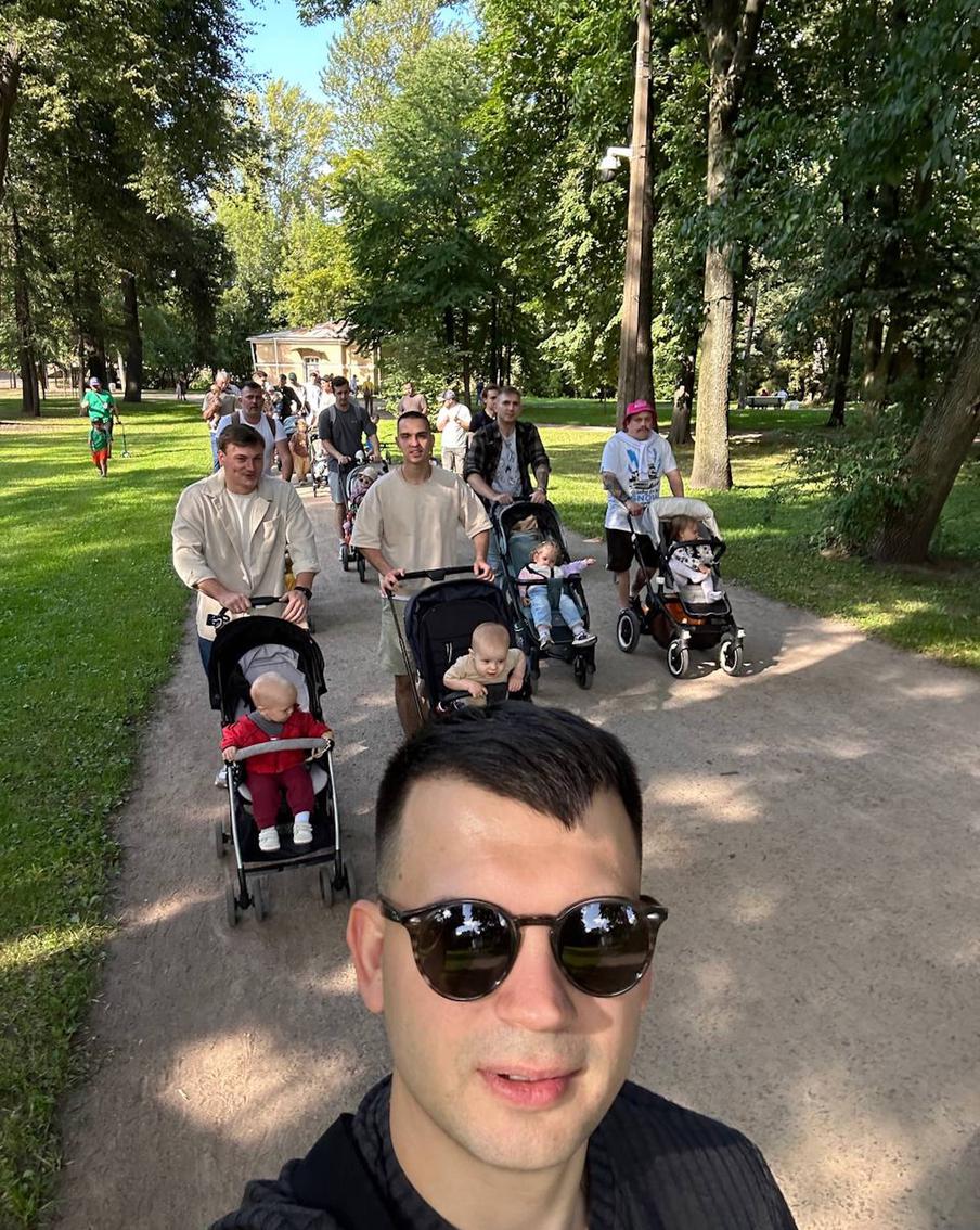 Парад папаш с колясками порадовал посетителей петербургского парка.