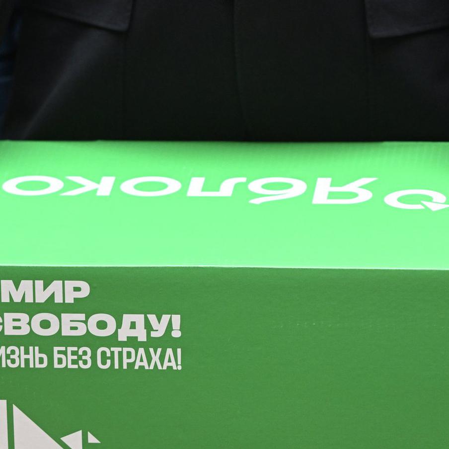 Партию "Яблоко" сняли с выборов в Госдуму. Верховный суд Российской Федерации удовлетворил иск партии "Родина" и снял с выборов в Государственную думу партию "Яблоко". Такое решение было принято в связи с тем, что было выявлено иностранное финансирование кандидатов от этой партии из Индии, Азербайджана, Грузии и Германии. "Яблоко" планирует обжаловать это решение