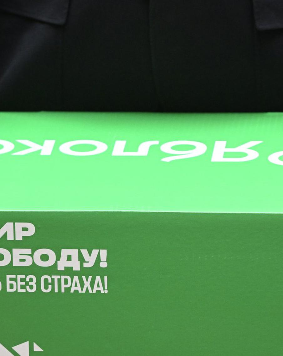 Партию "Яблоко" сняли с выборов в Госдуму. Верховный суд Российской Федерации удовлетворил иск партии "Родина" и снял с выборов в Государственную думу партию "Яблоко". Такое решение было принято в связи с тем, что было выявлено иностранное финансирование кандидатов от этой партии из Индии, Азербайджана, Грузии и Германии. "Яблоко" планирует обжаловать это решение