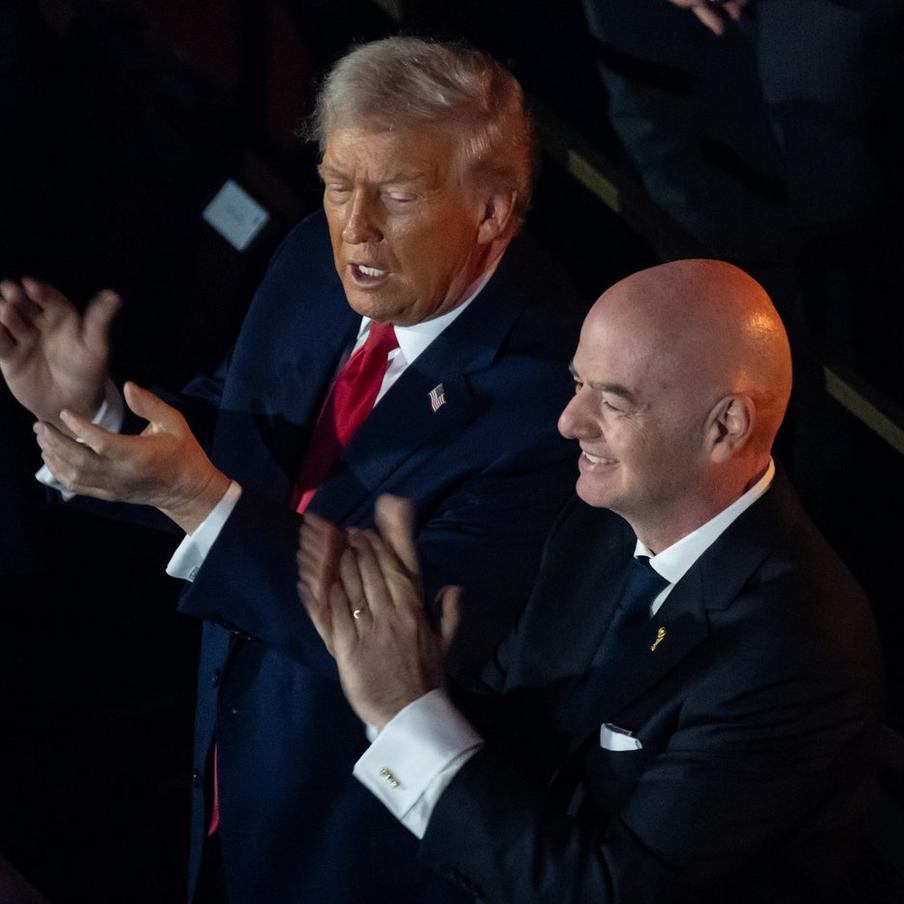 Трамп выступил в поддержку Инфантино и предостерёг ФИФА от его отставки. Дональд Трамп публично поддержал президента ФИФА Джанни Инфантино, заявив, что его уход стал бы катастрофой для прибыльности и успеха будущих чемпионатов мира. Поддержка американского лидера последовала после масштабной критики проекта FIFA Forward Enterprise, в рамках которого Инфантино планировал продать часть прав на проведение турниров