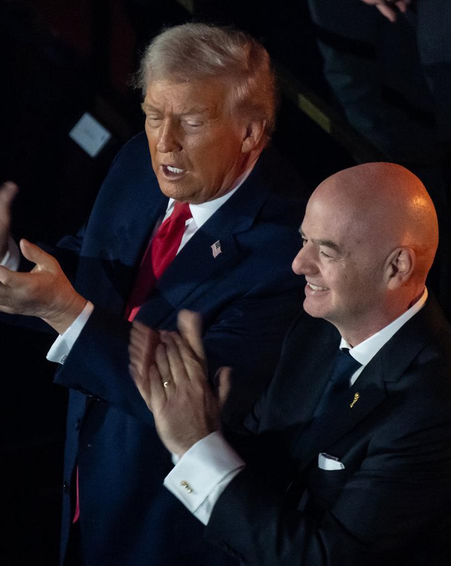 Трамп выступил в поддержку Инфантино и предостерёг ФИФА от его отставки. Дональд Трамп публично поддержал президента ФИФА Джанни Инфантино, заявив, что его уход стал бы катастрофой для прибыльности и успеха будущих чемпионатов мира. Поддержка американского лидера последовала после масштабной критики проекта FIFA Forward Enterprise, в рамках которого Инфантино планировал продать часть прав на проведение турниров