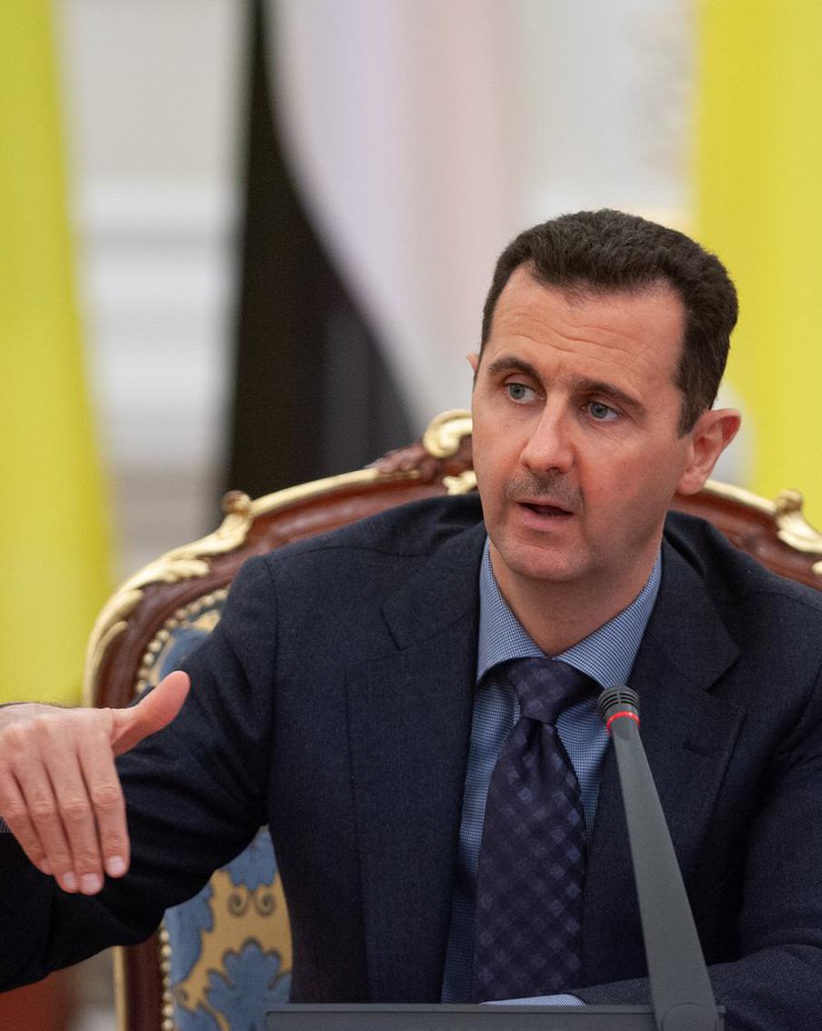 В Сирии заочно приговорили Башара Асада к смертной казни. Сирийский суд заочно приговорил бывшего президента Башара Асада к смертной казни за преступления против человечности, в том числе за пытки и убийства во время подавления протестов в 2011 году. После свержения власти в декабре 2024 года Асад бежал в Россию, где получил убежище. Кремль продолжает хранить молчание о его местонахождении и статусе