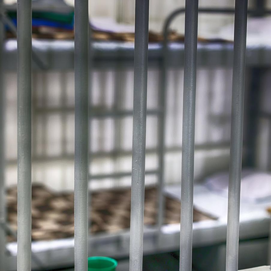 Житель Черняховска приговорён к пожизненному за убийство семилетнего пасынка. Калининградский областной суд вынес приговор жителю Черняховска Сергею Гамме, который был признан виновным в убийстве семилетнего пасынка. По версии следствия, мужчина в состоянии наркотического опьянения нанёс мальчику более 35 ударов, а затем, спрятав тело в болоте, инсценировал его исчезновение