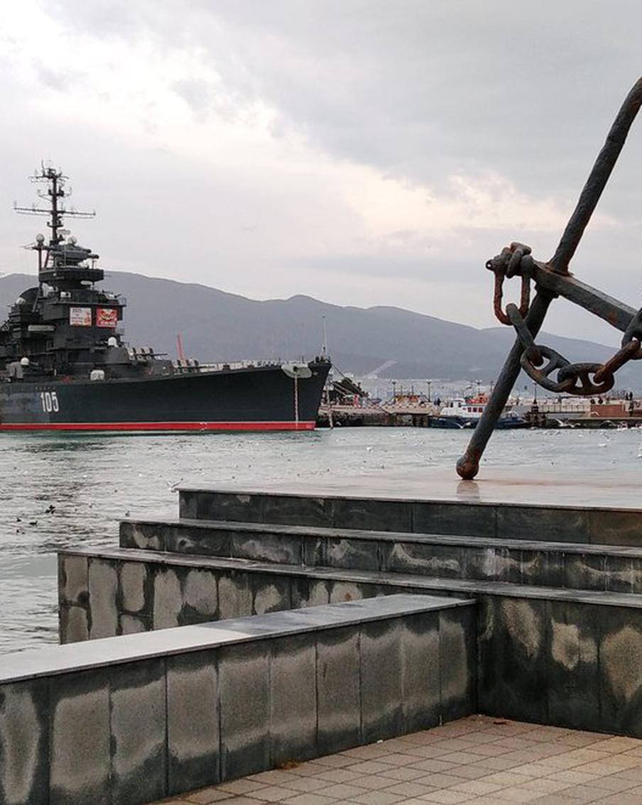 В Новороссийске введён режим ЧС после массированной атаки дронов ВСУ. В Новороссийске объявлен режим ЧС в связи с массированной атакой беспилотников со стороны ВСУ. В результате атаки пострадали четыре предприятия и 21 жилое здание. Для ликвидации последствий атаки создан оперативный штаб, проводятся подомовые обходы и обследования территорий. Для пострадавших организованы пункты временного размещения