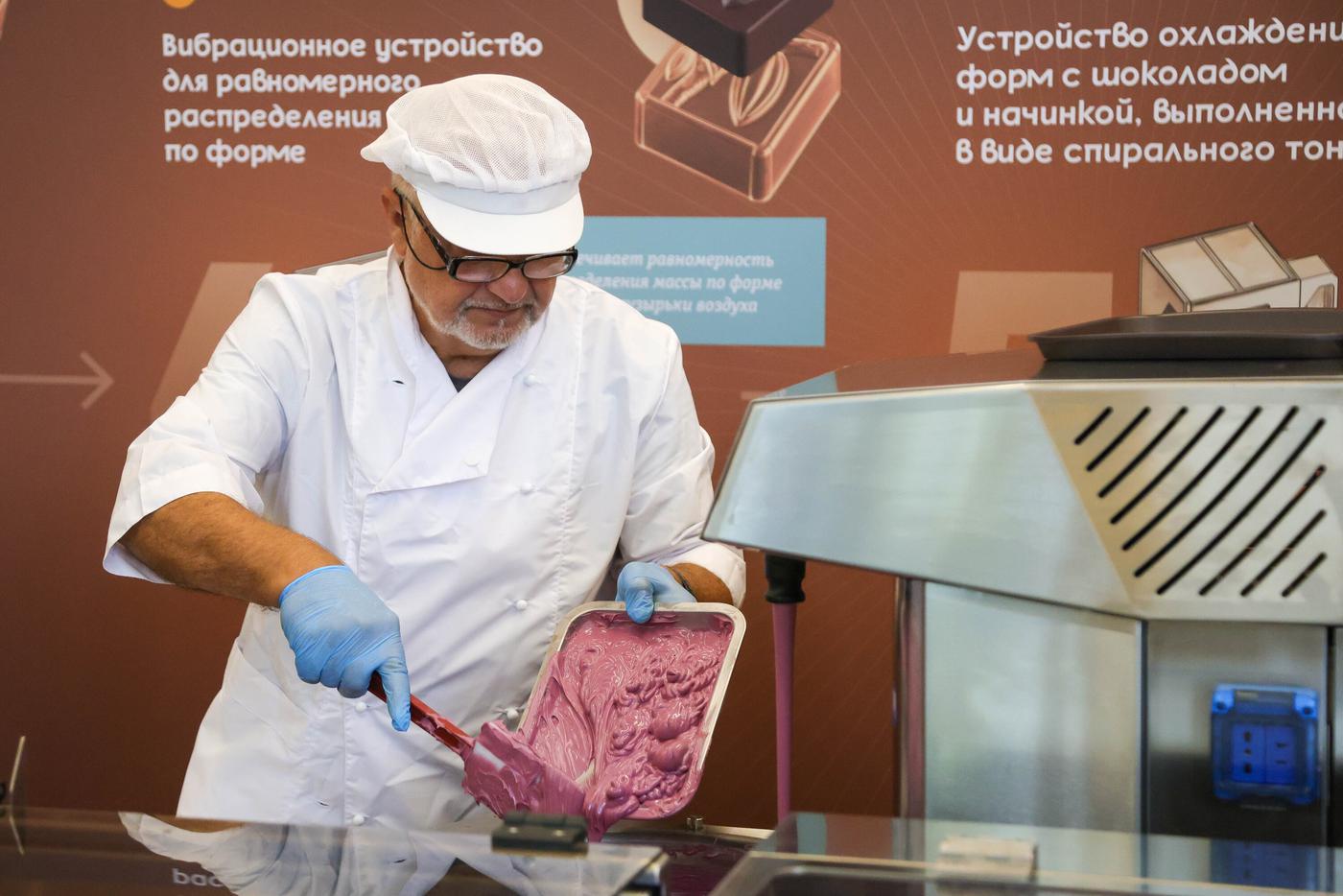 Владимир готовит черничную начинку для конфет.