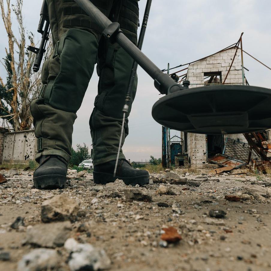 Трагедия в Севастополе: пять человек погибли при разминировании снаряда ВСУ. Четверо пиротехников долгие годы занимались обезвреживанием взрывных устройств в различных горячих точках – в Севастополе, Донбассе и в Курской области. Также трагедия унесла жизнь одного охранника