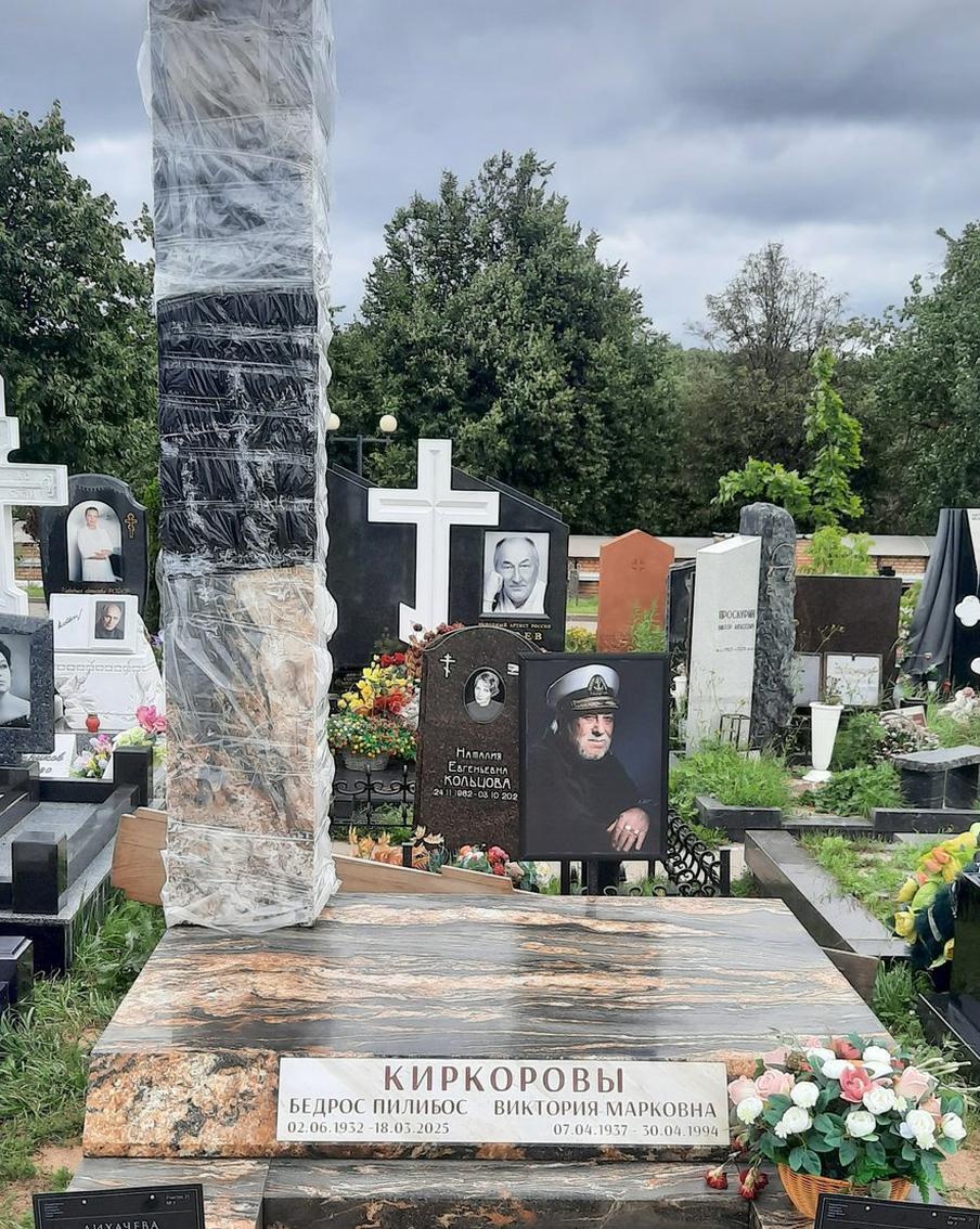 Идёт монтаж памятника родителям Филиппа Кирркорова.