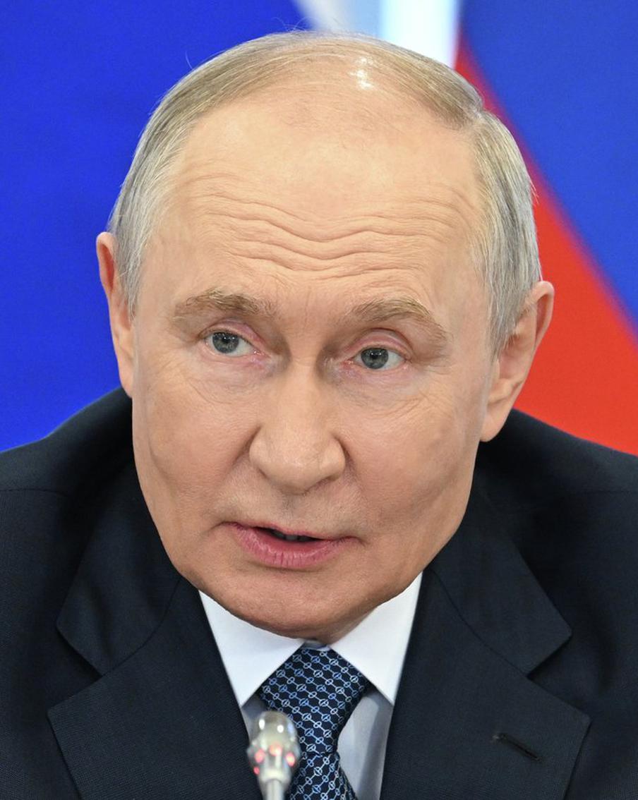 Путин по телефону поздравил 101-летнего ветерана Евгения Знаменского с днём рождения. В годы войны Знаменский сражался на трёх фронтах – Степном, Донском и 1-м Белорусском. На его боевом счету – форсирование пяти рек: Дона, Донца, Вислы, Одера и Шпрее